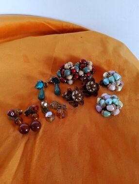Bundle of 6 Vintage clip-on earrings.